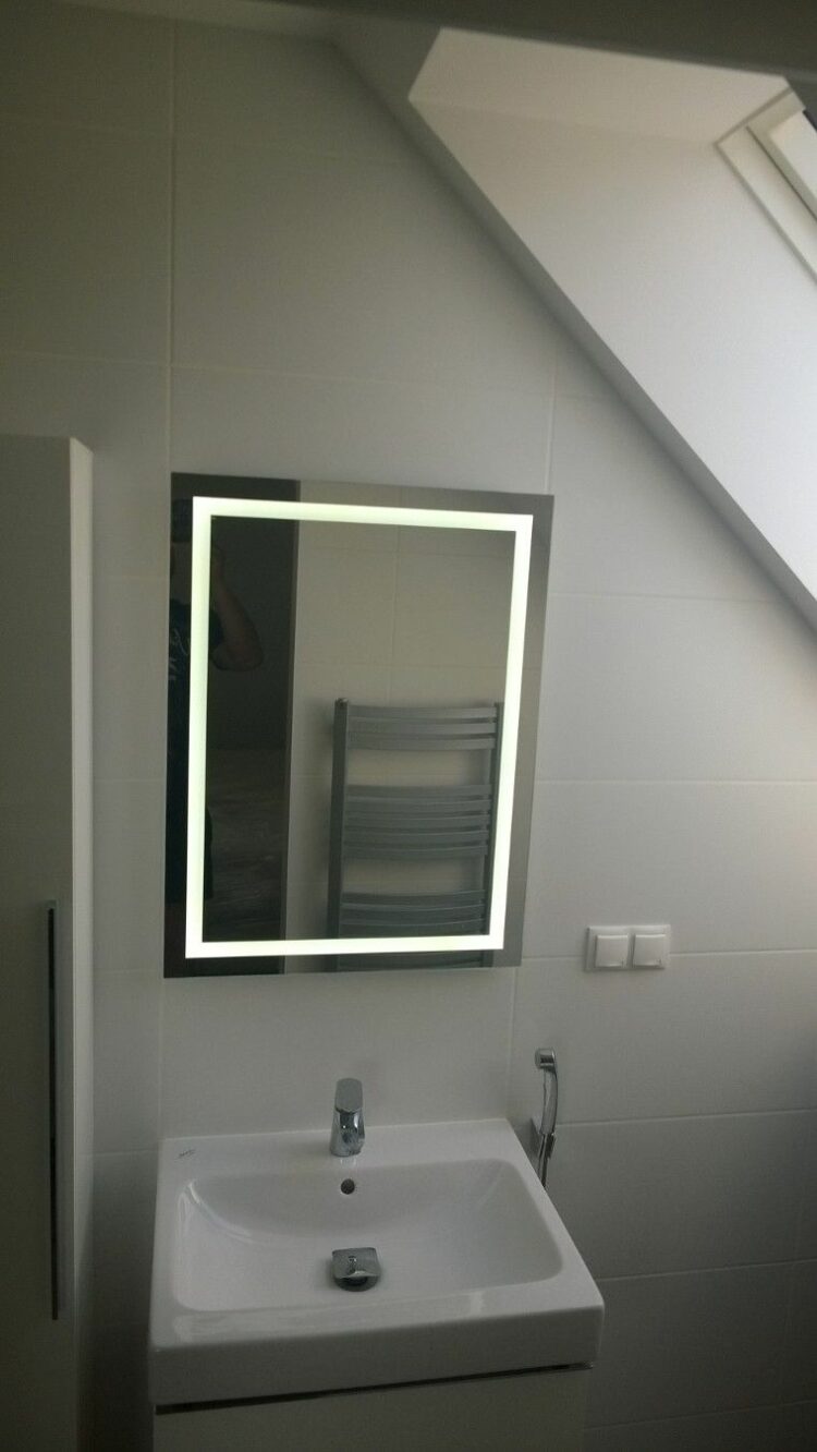 Focus - Rechteck mit umlaufendem Mattstreifen Wandspiegel mit LED