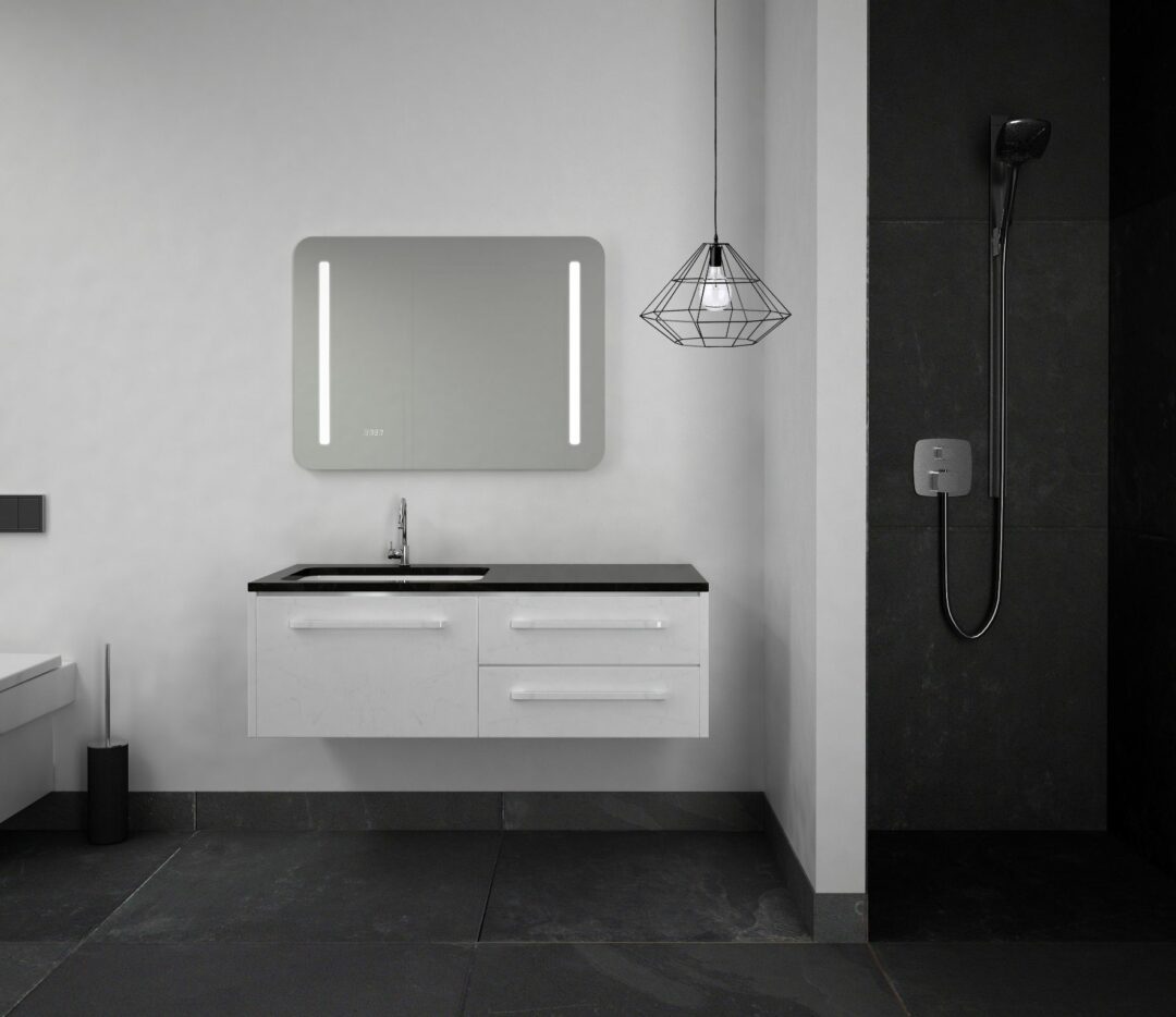 Ready 2 - Rechteck mit abgerundeten Ecken, umlaufend sandgestrahlten vertikalen Streifen, beleuchteter Wandspiegel mit LEDs und beleuchteter elektronischer Uhr, 80 x 60 cm