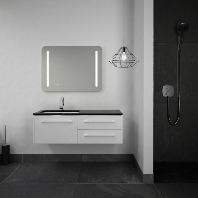 Ready 2 - Rechteck mit abgerundeten Ecken, umlaufend sandgestrahlten vertikalen Streifen, beleuchteter Wandspiegel mit LEDs und beleuchteter elektronischer Uhr, 80 x 60 cm