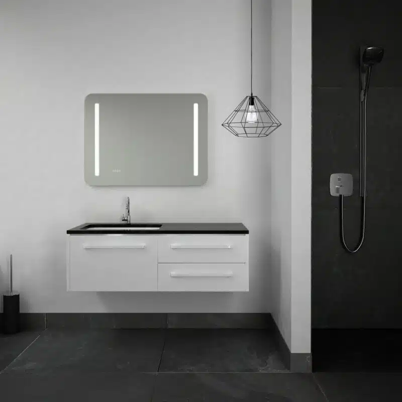 Ready 2 - Rechteck mit abgerundeten Ecken, umlaufend sandgestrahlten vertikalen Streifen, beleuchteter Wandspiegel mit LEDs und beleuchteter elektronischer Uhr, 80 x 60 cm