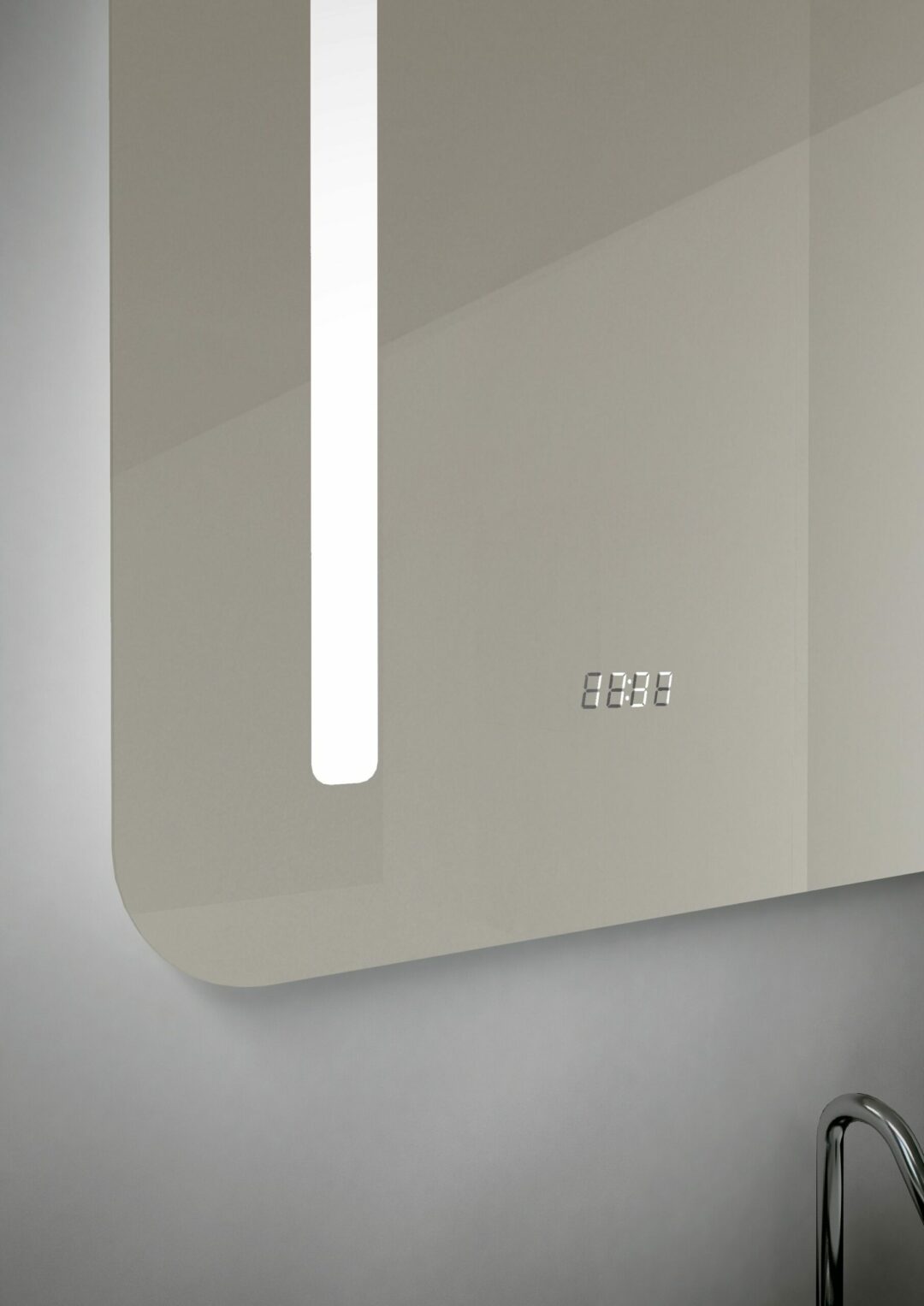 Ready 2 - Rechteck mit abgerundeten Ecken, umlaufend sandgestrahlten vertikalen Streifen, beleuchteter Wandspiegel mit LEDs und beleuchteter elektronischer Uhr, 80 x 60 cm – Bild 2