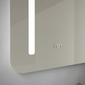 Ready 2 - Rechteck mit abgerundeten Ecken, umlaufend sandgestrahlten vertikalen Streifen, beleuchteter Wandspiegel mit LEDs und beleuchteter elektronischer Uhr, 80 x 60 cm