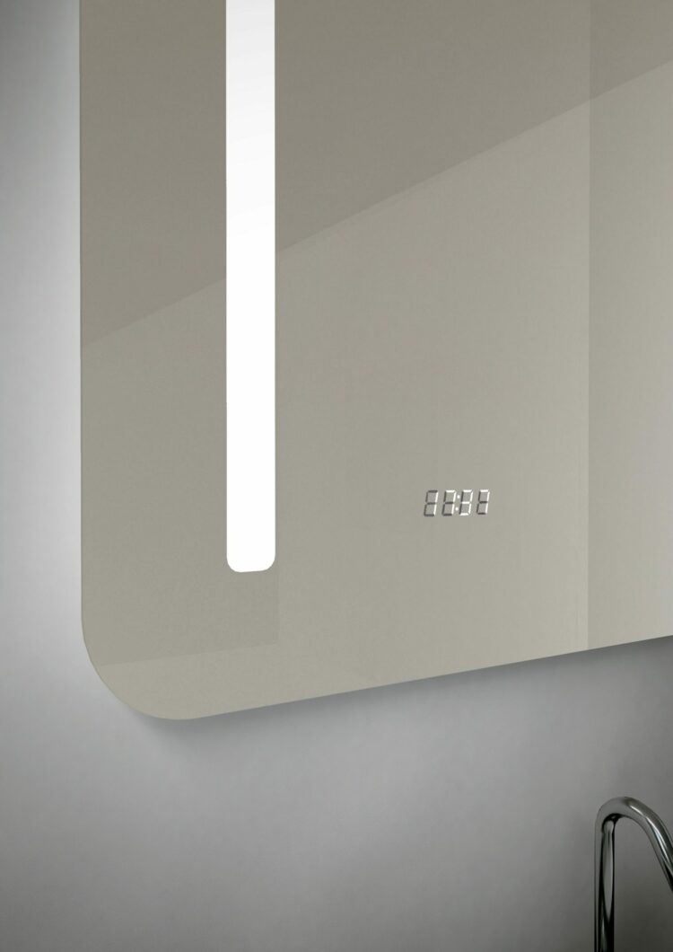 Ready 2 - Rechteck mit abgerundeten Ecken, umlaufend sandgestrahlten vertikalen Streifen, beleuchteter Wandspiegel mit LEDs und beleuchteter elektronischer Uhr, 80 x 60 cm