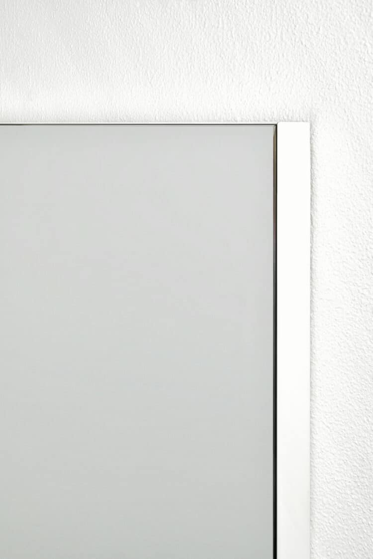 Box White Rechteck Wandspiegel im Weiss Rahmen aus gebürstetem Aluminium 60 x 80 cm-2