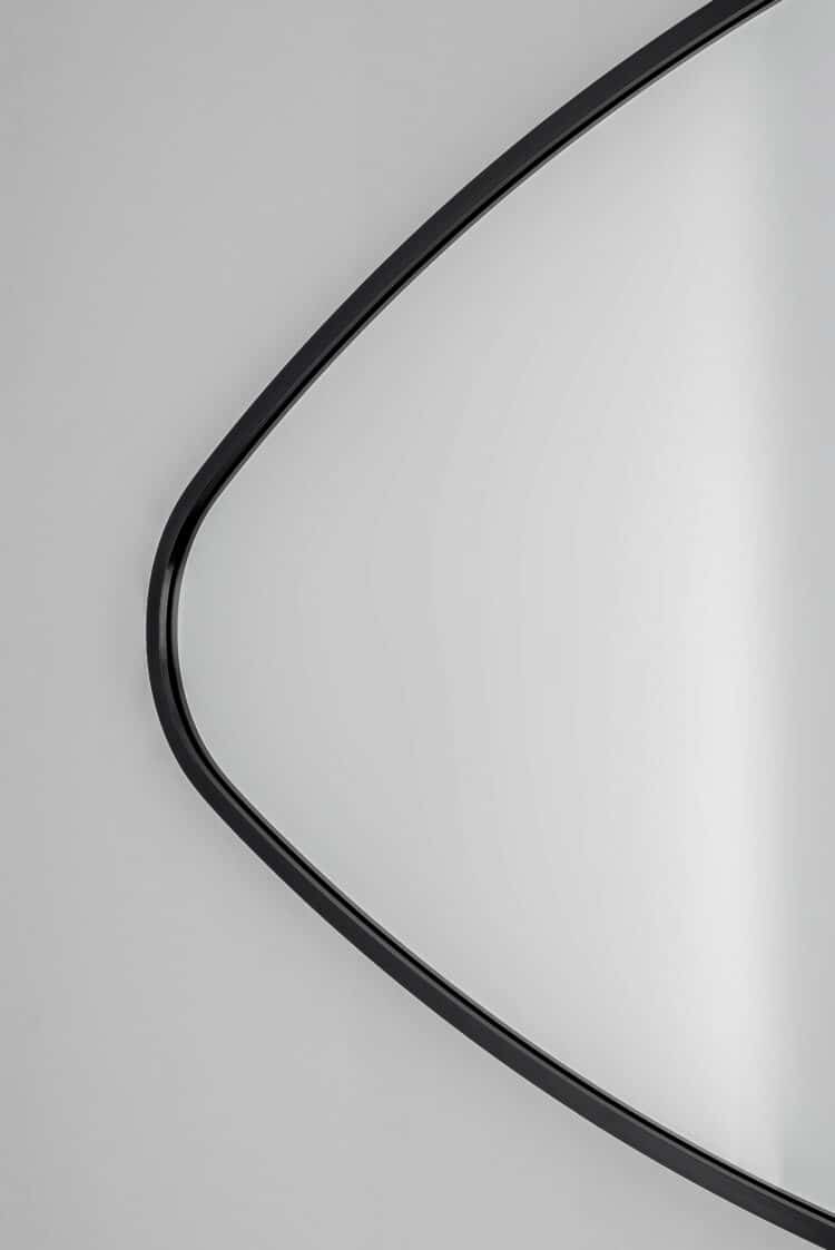 Chili Tropfenform Wandspiegel im schwarzen Rahmen aus gebürstetem Aluminium 80 x 51 cm-2