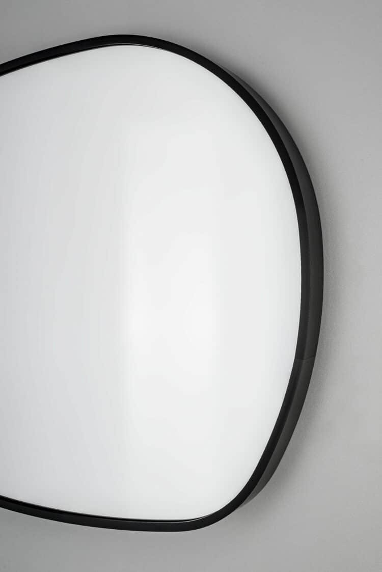 Chili Tropfenform Wandspiegel im schwarzen Rahmen aus gebürstetem Aluminium 80 x 51 cm-3