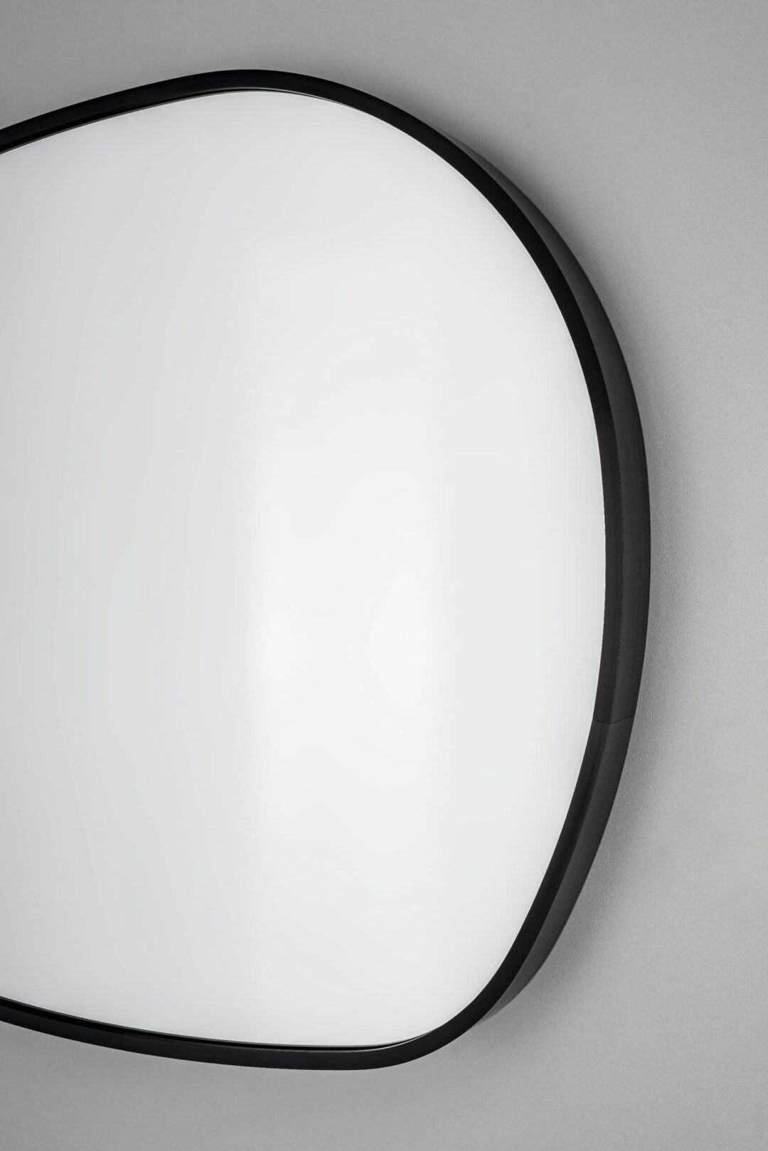 Chili Tropfenform Wandspiegel im schwarzen Rahmen aus gebürstetem Aluminium 80 x 51 cm-3