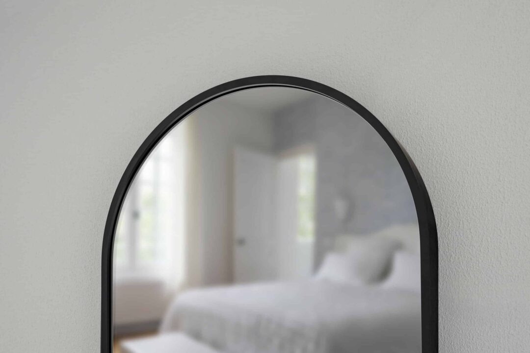 Joy Black Ovale Wandspiegel im schwarzen Rahmen aus gebürstetem Aluminium-2