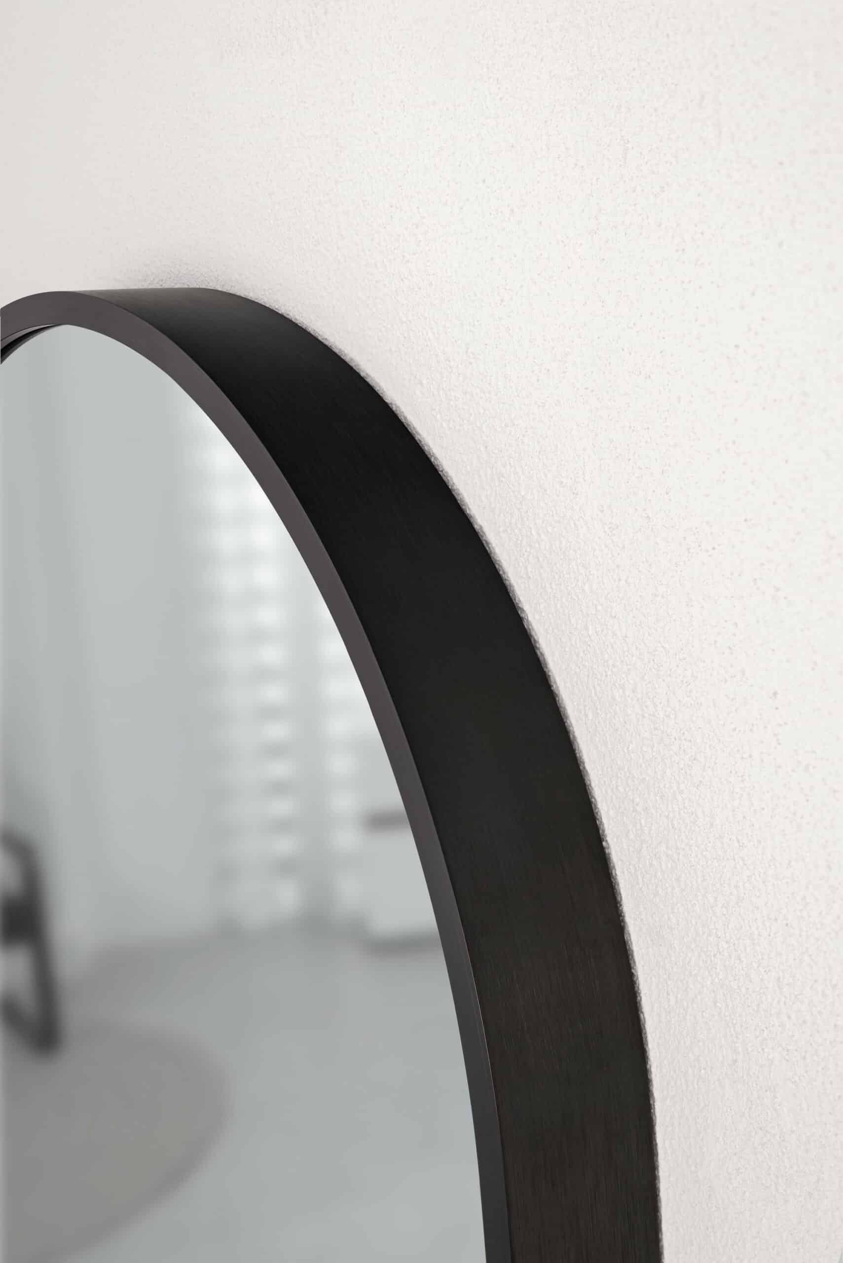 Joy Black Ovale Wandspiegel im schwarzen Rahmen aus gebürstetem Aluminium-3 Joy Black Ovale Wandspiegel im schwarzen Rahmen aus gebürstetem Aluminium-3