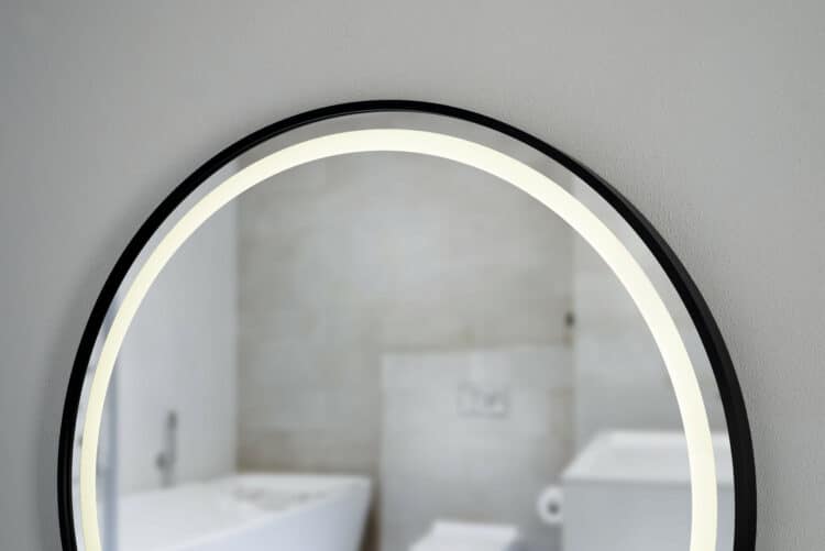 Moon Kreis Wandspiegel im schwarzen Rahmen aus gebürstetem Aluminium LED mit Berührungsschalter Ø70-3