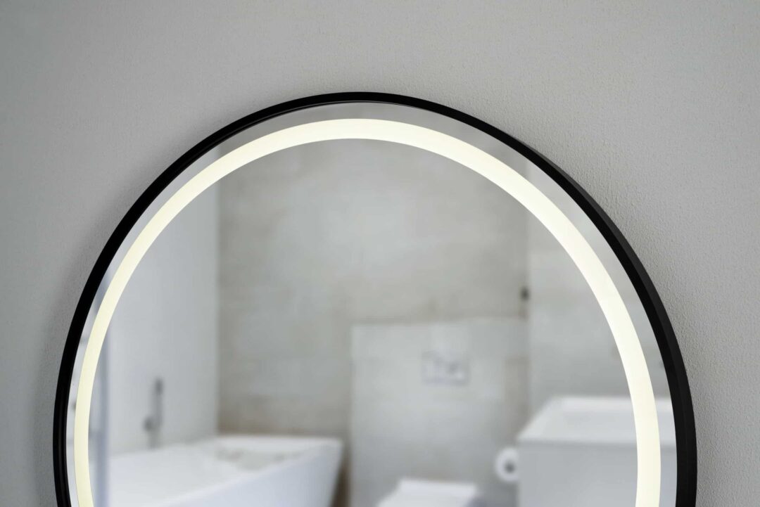 Moon Kreis Wandspiegel im schwarzen Rahmen aus gebürstetem Aluminium LED mit Berührungsschalter Ø70-3