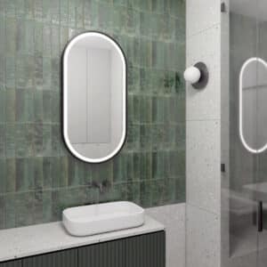 Solaris Wandspiegel in einem schwarzen Rahmen aus gebürstetem Aluminium. Sein sandgestrahlter mit LEDs beleuchtet.-1