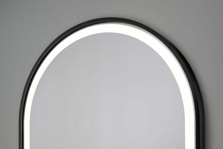 Solaris Wandspiegel in einem schwarzen Rahmen aus gebürstetem Aluminium. Sein sandgestrahlter mit LEDs beleuchtet.-2