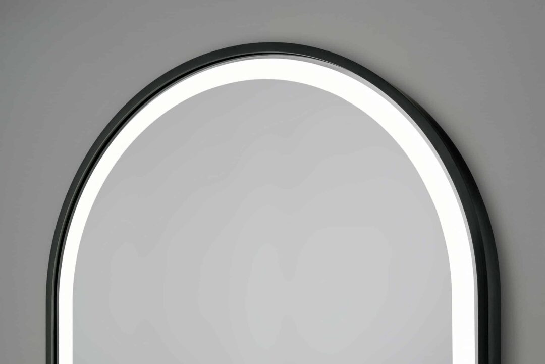 Solaris Wandspiegel in einem schwarzen Rahmen aus gebürstetem Aluminium. Sein sandgestrahlter mit LEDs beleuchtet.-2