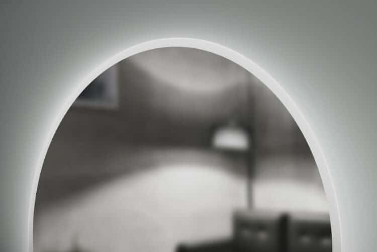 beleuchten die Wand hinter dem Spiegel.Wandspiegel LED-1