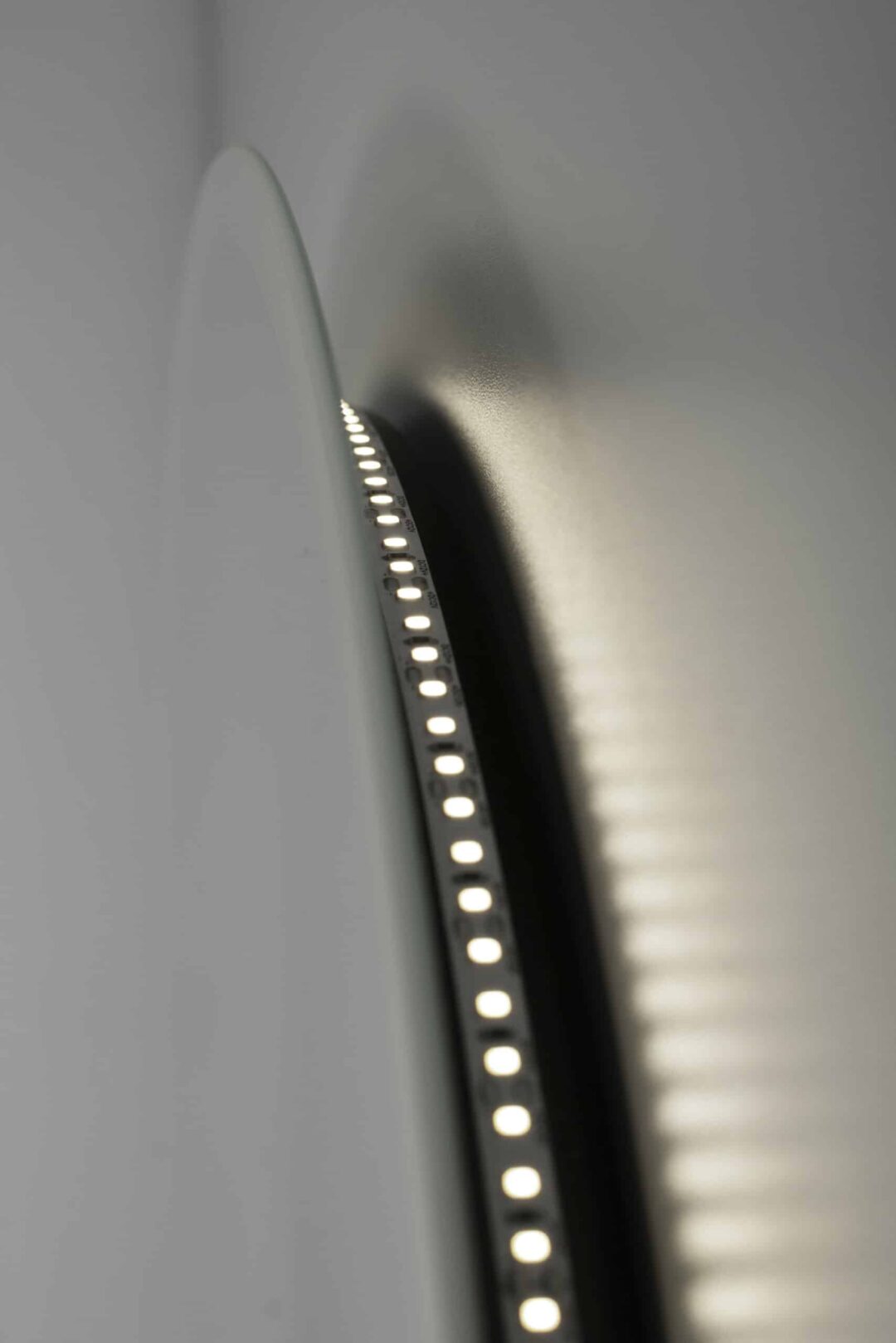 beleuchten die Wand hinter dem Spiegel.Wandspiegel LED-2