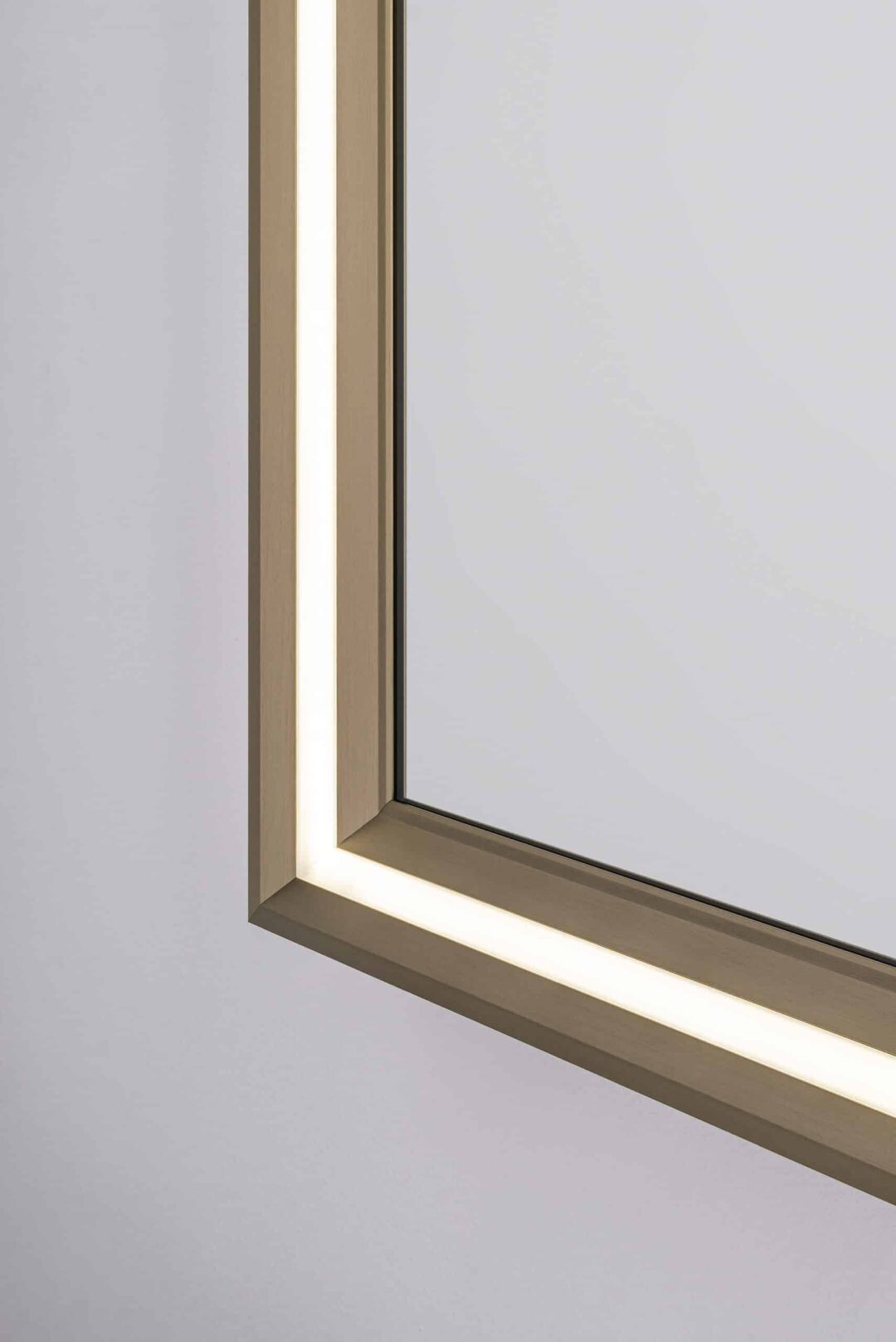 Yuwel Rechteck Wandspiegel im Rahmen aus gebürstetem Aluminium Streifen in der LED-2